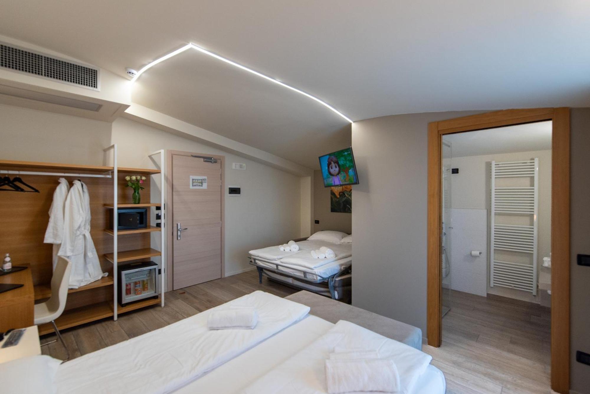 Ile Hotel ペスキエーラ・デル・ガルダ エクステリア 写真